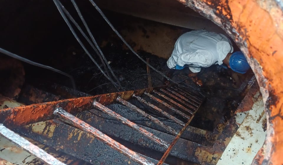 Limpieza de tanques de combustible del tanquero Ocean Integrity