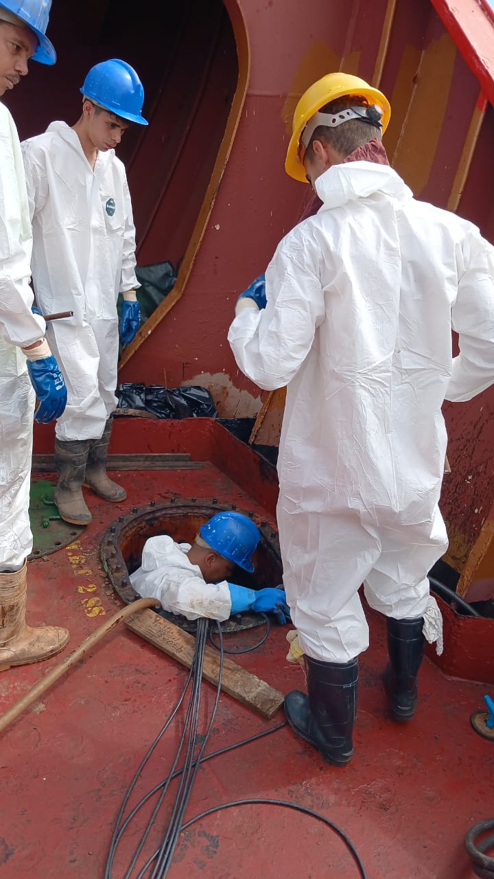 Limpieza de tanques de combustible del tanquero Ocean Integrity