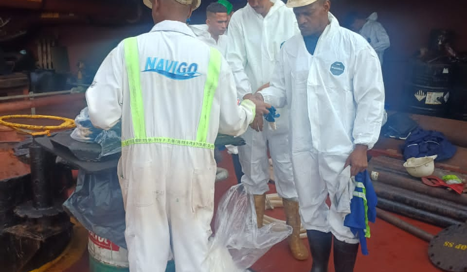 Limpieza de tanques de combustible del tanquero Ocean Integrity