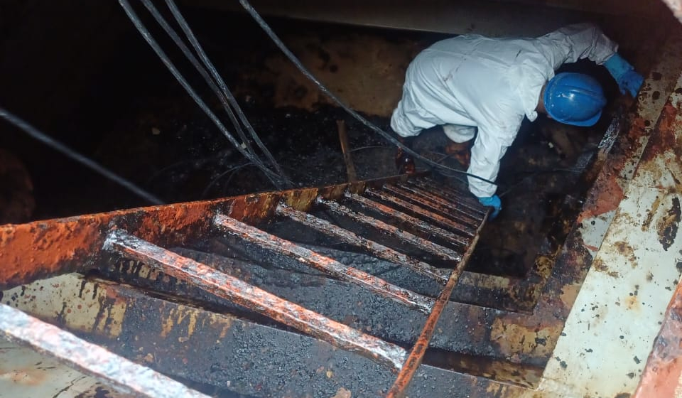 Limpieza de tanques de combustible del tanquero Ocean Integrity