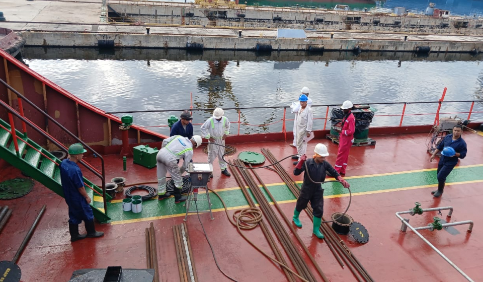 Limpieza de tanques de combustible del tanquero Ocean Integrity
