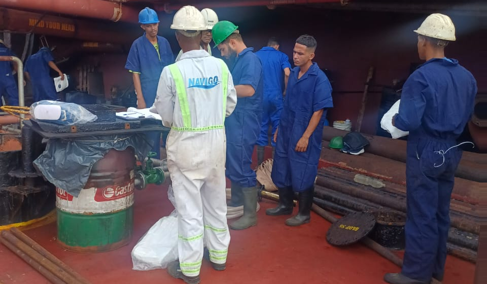 Limpieza de tanques de combustible del tanquero Ocean Integrity